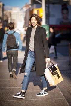 That lil´ courreges bag Comfortable Holiday Outfits, Celebrity Sneakers, Casual Chique Stijl, How To Wear Vans, Alexa Chung Style, High Tops Sneakers, Vans Outfit, Long Black Coat, Sneakers Looks