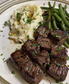 steak, mashed potatoes and green beans on a plate