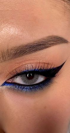 Simple Blue Eye Makeup, Royal Blue Makeup Looks, Halloween Maquillaje, Cute Eye Makeup, Blue Eyeliner, Eye Makeup Pictures