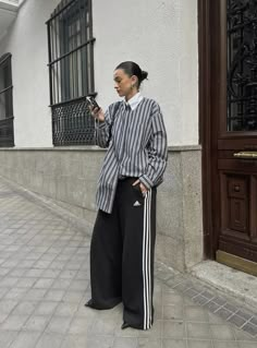 Adidas Track Pants Outfit, Adidas Pants Outfit, Looks Adidas, Track Pants Outfit, Adidas Hose, Look Adidas, 2024 Outfits, It Girls