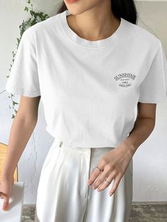 Branco Casual Collar Manga Curta Tecido de malha Letra  Embellished Elasticidade Baixa Monochrome Outfit, Fabric Letters, Round Neck Tees, Tshirt Outfits, Women T Shirts, White Casual, Womens Tees, Knitted Fabric