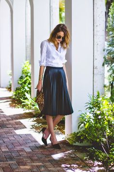 Little Blonde Book by Taylor Morgan | A Life and Style Blog : Pleated Midi Rok Midi, Rok Outfit, Meeting Outfit, Stile Casual Chic, Pleated Skirt Outfit, Spring Work Outfits, Black Pleated Skirt, Casual Work Outfits