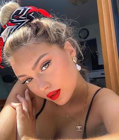 Paris Girl Aesthetic, Cat Eye Eyeliner, How To Pose For Pictures, Pose For Pictures, Disney Princess Fashion, Men Hair Color, European Girls, Beautiful Curly Hair, Makeup Hairstyle