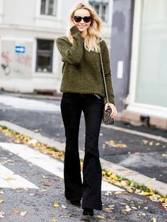 How To Style Flared Pants, Black Flare Jeans Outfit, Black Flare Pants Outfit, Flair Jeans Outfit, Flare Jean Outfit, Claire Marshall, Outfits Leggins, Black Flared Jeans