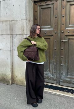 Rome Outfits, Minimalistic Outfits, Colorful Wardrobe, Street Style Outfits Casual, Autumn Winter Outfits, Scandinavian Fashion, Work Fits, Street Look, Green Pants