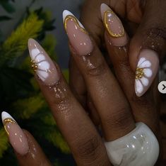 Short Blooming Nails, Gold And Nude Nail Designs, Short Nails Blooming Gel, White Blooming Gel Nails, White And Gold Nails Short, Blooming Gel Flower, Gold Nails Short, Blooming Gel Designs, Nails Blooming Gel