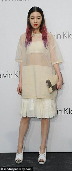 Irene Kim in Calvin Klein Kim Style, Fashion Dresses Formal, Stylish Lady, Minimal Street Style, Gold Bridesmaid Dresses, Style Star, 40s Fashion