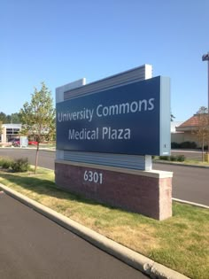 the university commonss medical plaza sign is shown