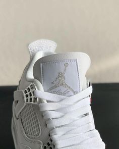 Mit dem HolloVault Air 4 Retro vereinen Sie zeitlose Sneaker-Kultur. Diese Hommage an den legendären Air Jordan 4 „Pure Money“ verfügt über ein Obermaterial aus hochwertigem gewalktem Leder in makellosem Weiß, akzentuiert mit metallisch-silbernen Details für einen Hauch von Luxus. Atmungsaktive Mesh-Einsätze und eine sichtbare Air-Einheit sorgen für ganztägigen Komfort und Halt, während das ikonische Fischgräten-Traktionsmuster für einen sicheren Schritt sorgt.





 Hochwertiges gewalktes Leder: Luxuriöse Haptik und robuste Konstruktion für langanhaltenden Tragekomfort.





 Metallische Silberakzente: Verleihen Sie dem Design einen subtilen Hauch von Raffinesse und werten Sie es auf.





 Atmungsaktive Mesh-Einsätze: Verbessern die Belüftung und halten Ihre Füße kühl.





 Sichtbare A Silver High-top Sneakers With Perforations, Silver Sneakers With Perforated Toe Box, Silver Low-top Custom Sneakers With Laces, Silver Low-top Custom Sneakers, White Air Jordan 4 Low-top With Abzorb Midsole, White High-top Air Jordan 4 With Perforations, White Low-top Air Jordan 4 With Perforations, Luxury White Custom Sneakers With Perforations, White Leather Air Jordan 4 With Perforations