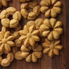 there are many different types of cookies on the table