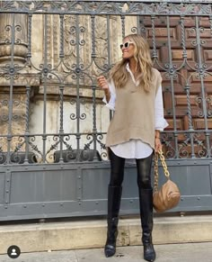 7 outfits con chaleco perfectos para ir a la oficina este 2022 Short Sleeve Fall Outfits Casual, Work Outfits For Women In Their 20s, Modern Clothing Style For Women, Casual Astethic, Lederhosen Outfit, Looks Street Style