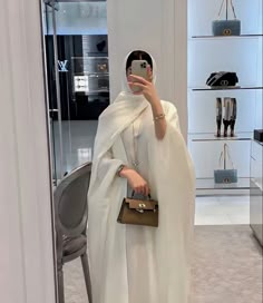 Classy Abaya Hijab Outfit, White Abaya Aesthetic, Khaleeji Hijab Style, Classy Abaya Outfit, Modest Abaya Outfits, Abayas Outfit, Arab Women Style