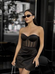 Rehaussez votre style avec notre jupe portefeuille en satin noire, un accessoire indispensable à votre garde-robe. Cette jupe de cocktail tendance respire l'élégance et la sophistication, parfaite pour toute soirée ou soirée d'été. La coupe courte ajoute une touche séduisante à votre look, tandis que le matériau satiné épouse parfaitement votre silhouette. Que vous assistiez à un bal de promo ou à un dîner chic, cette jupe courte noire fera de vous la vedette du spectacle. Améliorez votre tenue Wrap Skirt Short, Satin Short Skirt, Transparent Corset, Prom Skirt, Short Black Skirt, Satin Mini Skirt, Corset Skirt, Mesh Corset, Satin Noir