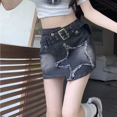 Release Date : 2024 Season : Spring/Summer Fabric Type : Denim Age : Junior Waistline : Natural Dresses Length : Above Knee, Mini Silhouette : A-Line Pattern Type : Solid Style : Streetwear Material : Polyester Gender : Women Elasticity : Non Strech Fit Type : Regulai Fit size Waist(cm) Hips(cm) Skirt Length(cm) S 64 94 35 M 68 98 36 L 72 102 37 XL 76 106 38 2XL 82 110 39 Skirt Streetwear, Belted Skirt, Retro Skirt, Nature Dress, Summer Streetwear, Stripe Outfits, Elegant Skirt, Women Midi, Summer Fabrics