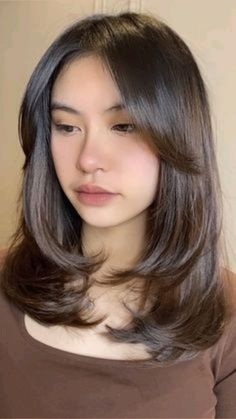 Unlock your inner goddess with this stunning hairdo! 💫✨ Mekap Mata, Haircuts For Medium Length Hair, Hair Inspiration Long, Bangs With Medium Hair, Haircuts For Medium Hair, Haircuts Straight Hair