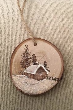 Peindre des rondins de bois à accrocher au sapin - DIY de noël Pyrography Christmas Ornaments, Wood Burning Ideas Gifts, Christmas Wood Burning, Christmas Wood Burning Ideas, Wood Burning Christmas Ornaments, Christmas Wood Slice Ornaments, Christmas Pyrography, Pyrography Ideas, Wood Burning Crafts