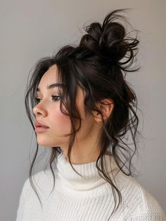 Fresh Messy Bun Styles for Medium Hair 2024 Mid Length Messy Hair, Earthy Hairstyles, Hair Styles Messy Bun, Homemade Dry Shampoo, High Bun Hair, Mom Haircuts, Modern Haircuts