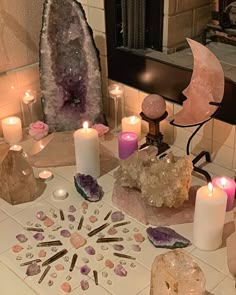 My Moon Sign, Crystal Room, Crystal Altar, Crystal Vibes, Crystal Aesthetic, Inspiration Tattoos, Spiritual Crystals, Witchy Decor, Crystal Grids