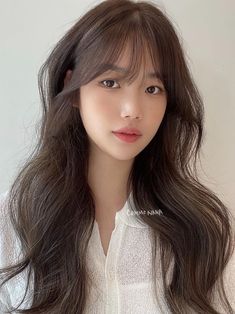 Korean Female Hairstyles Long, Korean Hairstyle Long Bangs, Long Korean Hairstyles With Bangs, Korean Bangs Medium Hair, Asian Bangs Oval Face, Whispy Curtains Bangs Korean, Korean Haircut For Big Forehead, Korean Hairstyles Women Long Bangs, Asian Haircut With Curtain Bangs