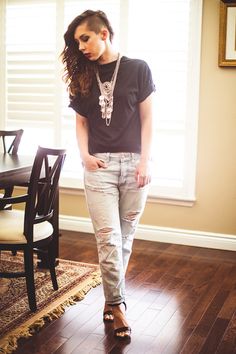 Without trying too hard, this girl looks gorgeous. Ragged jeans and black t-shirt paired with strappy heels and a to-die-for Necklace. It's the Necklace! Ragged Jeans, Statement Tees, Aldo Shoes, Girly Fashion, American Eagle Jeans, Casual Party, Shoe Style, Strappy Heels