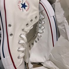 White Converse Brand New In Box Beat Up White Converse, White Sneakers Converse, White All Stars Outfit, All Star White Outfit, White Converse Aesthetic, All Stars Outfit, White Hightop Converse, Converse Shoes Aesthetic, Bonnet Nike