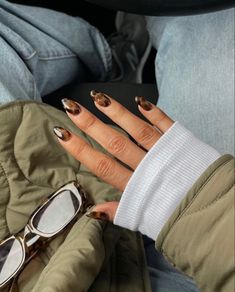 Nails With Design Fall, Neutral Dark Aesthetic, Nails Turtle Shell, Biab Nails Tortoise Shell, Olive French Nails, Tortie Shell Nails, Blonde Tortoise Nails