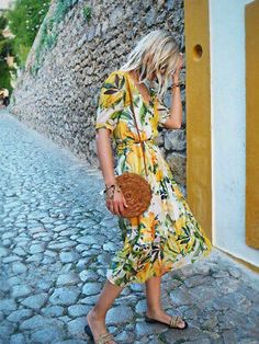 Top Rated H&M CHIFFON YELLOW LEMON LILY FLORAL FLOATY TEA MIDI SUMMER DRESS size 14 16 44, Clothing Chiffon Dresses Midi, H&m Chiffon Dress, H M Dresses 2020 Floral, H&m Women Dresses, Pieces Season, Lemon Print Dress, Lemon Dress, Midi Dress Summer, Summer Season