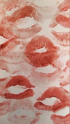 many red lips are lined up together