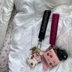 lululemon keychains Car Keychain Ideas, Everyday Bag Essentials, Girly Car Accessories, Keychain Ideas, Inside My Bag, Bridal Store, Purse Essentials, Girly Car, Car Essentials