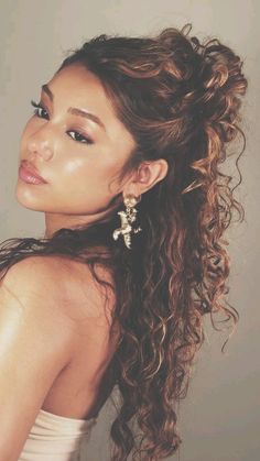 Curly 70s Hairstyles, Curly Girl Aesthetic, Curly Hair Y2k, Latina Curly Hair, Curly Hair Formal, Makeup Curly Hair, Spanish Hair, Mrs Bella, Goddess Hairstyles