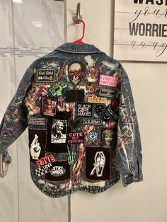 Edgy Jean Jacket Outfit, Band Jean Jacket, Pin Jacket Denim, Painted Jacket Aesthetic, Jean Jacket Decorated, Black Jacket With Patches, Patch Work Jean Jacket, Black Jean Jacket Painted, Patched Jacket Ideas