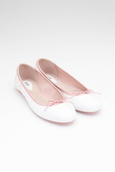 Our Ladies Lyra Ballet Flats feature a traditional design with a supple Nappa leather upper creating a beautifully soft, matt finish. Crafted for all day comfort, our Ballet Flats are the perfect shoe for on the go with its cushioned teardrop heel and elastic drawstring allowing for a customisable fit. Our BLOCH Ballet Flats come specially packaged in a drawer box; individually wrapped in tissue paper and kept in a breathable mesh ribbon bag. Features Nappa leather upper Matte finish All-weather TPU outsole Textile lining  Cushioned teardrop heel Functional elastic drawstring  Bloch branding Heel tab Coquette Ballet Flats, Ballerina Essentials, Cute Flats Shoes, Cute Flat Shoes, Repetto Flats, Bloch Ballet, Cute Shoes Flats, Ballet Flats White, Ballet Essentials