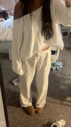 Relaxed Sweatpants Outfit, White Fox Pants, Cozy School Outfits Lazy Days, Cream Sweatpants Outfit, White Sweatpants Outfit, Lounge Pants Outfit, Aviation Safety, Cute Sweats, Cabin Bag