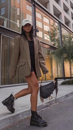 Fall City Outfits New York, Amsterdam Aesthetic Outfit Fall, Going Out In New York City Outfit, New York Outfits September 2024, New York Outfits September 2023, Fall Outfits Still Hot Outside, Nyc Day Outfit Fall, Brooklyn Outfit Spring, City Aesthetic Fashion