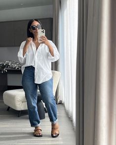 Effortlessly Chic Outfits Summer Classy, Casual Outfit With Jeans, Outfit With Jeans, Errands Outfit, Outing Outfit, Casual Chic Outfits, White Shirt Outfits, Skandinavian Fashion