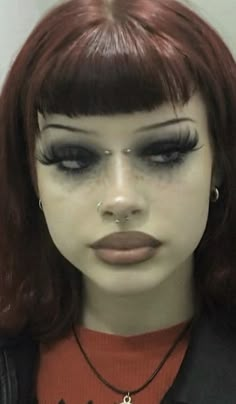 Women Piercings Ideas Face, Dark Aesthetic Makeup Looks, Gothic Valentines Makeup, Edgy Makeup Looks Grunge, Grunge Glam Makeup, Paznokcie Hello Kitty