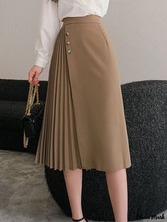 Olivia Mark - Pleated A-Line Midi Skirt with High Waist and Flowy Hem Elegant Skirt Outfits, A Line Midi Skirt, High Waist Pleated Skirt, Skirt Elegant, High Waisted Pleated Skirt, Legging Outfits, Elegant Skirt, Linnet, Modest Fashion Outfits