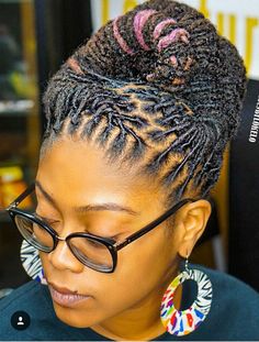 #locs #stlyedlocs #coloredlocs #womenlocs Medium Loc Styles, Hairdos For Medium Length Hair, Coloured Dreads, Up Hairdos, Hairstyles Medium Length, Loc Hairstyles