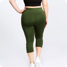 Forest Green Plus Size Cross Me Pocket Capri – Runner Island® Plus Size Workout, Plus Size Leggings, Summer Clothing, Easy Christmas, Cross Designs, Capri Leggings, Christmas Treats, Cross Straps