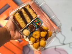 bolo de festa docinhos salgadinhos Easy Kids Party, Bistro Food, Dessert Boxes, Teachers Day Gifts, Mini Donuts, Bakery Shop, Moon Cake, Love Cake