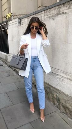 White Blazer Outfits, Blazer And Jeans, Blazer Outfits Casual, Blazer Outfits For Women, Outfit Chic, Blazer Outfit, Elegante Casual, Business Outfit, Casual Work Outfits