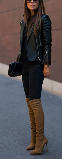 Black top, jeans, brown Over the knee boots. Sue Barker, Mode Tips, Street Swag, Fall Winter Fashion, Boots Outfit