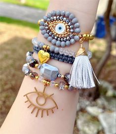 #fashion #tiktok #eyemakeup #gray #bracelet #pulseras #ojos 🤍 Jewerly Art, Miyuki Beads Pattern, Fashion Tiktok, Eye Bracelets, Gray Bracelet, Diy Friendship Bracelets Patterns, Friendship Bracelets Diy, Miyuki Beads, Evil Eye Bracelet