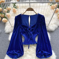 Tops For Women Velvet, 70s Inspired Outfits, Top Azul, Classic Outfits For Women, Stylish Crop Top, Velvet Clothes, Cute Crop Tops, Crop Top Outfits