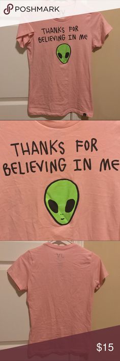 Trendy Alien T-shirt XS light pink Graphic Alien shirt from Zumiez. Brand new never worn. Zumiez Tops Tees - Short Sleeve Alien Tshirt, Alien Shirt, Aliens, Pink And Green, Light Pink, T-shirt, Brand New, Green, Pink