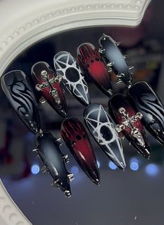 Press On Nails Grunge, Gothic Xmas Nails, Sleep Token Nails Art, Korn Nail Ideas, Goth Press On Nails, Horror Acrylic Nails, Slipknot Nails, Christmas Goth Nails, Goth Nails Grunge