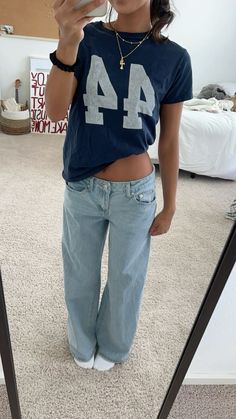 Tumblr Girls2014 Outfit, Cute Fits With Baggy Jeans, Outfits To Go To The Movies Casual, Teen Girl Aesthetic Outfits, It Girl Outfits For School, Outfit Ideas Low Rise Jeans, Clothes 2024 Trends, Clothes School Outfits, Outfit Ideas Birkenstock