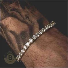 Esta sexy pulsera de diamantes es el acento deslumbrante que tu look necesita. El elegante diseño geométrico le brinda un ambiente vanguardista y moderno, perfecto para mostrar su estilo atrevido. Combínalo con colores intensos y metales para lograr una apariencia coordinada que llame la atención.


 Especificaciones : 
Metal : Acero Inoxidable con Diamante.
 Color : Dorado
 Acabado : Pulido

 La colección de diamantes de BERML es una celebración de la elegancia audaz del rey moderno que hay en Diamante Bracelet, Geometric Rings, Solitaire Earrings, Geometric Ring, Earrings Geometric, Modern Vibe, Color Dorado, Rich Colors, Tennis Bracelet