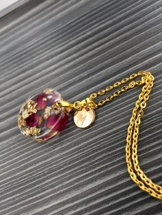 Here a dreamlike pendant which was processed by hand and the real pressed rose petals and gold leaf 24 carat   was refurbished inside with UV resistant resin. The pendant has the diameter of about 30mm (1,18"). The chain length is approx. 55 cm (21,65") and can be adjusted by 5 cm (1,96") Chain can be shortened or lengthened at no extra charge. The plate has a diameter of 10 mm (0,39"). It is drilled and polished to a high gloss. A letter from A to Z is possible. The chain is made of high qualit Dried Flower Beads, Flower Petal Jewelry, Resin Pendant Diy, Resin Business, Fern Necklace, Flower Resin Jewelry, Resin Crafts Tutorial, Resin Work, Resin Pendants