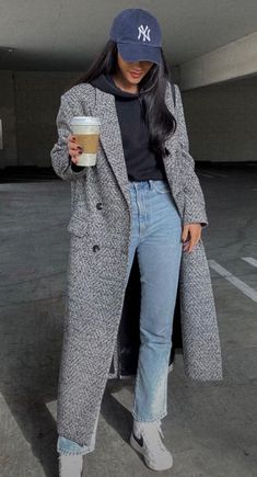 Winter Dc Outfit, Yankees Game Outfit Fall, New York Fall Outfits Women, Winter Seattle Outfit, City Girl Outfits Winter, New York Winter Aesthetic Outfits, Chicago In December Outfits, Portland Oregon Outfit Winter, New York Outfits Fall Street Styles